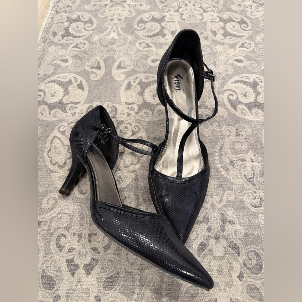 FIONI Clothing Black Textured Heels